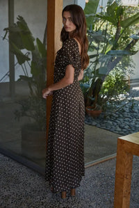 Short sleeve
Dress shown from the side