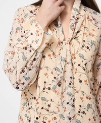 The Leithia Wispy Chiffon Neck Tie Top brings a modern boho feel to your fall lineup. Printed with an autumn-inspired floral on a cream base, it features an airy chiffon silhouette and an attached neck tie you can style your way—bowed, knotted, or left loose. Just add denim or suede and you’re set.
Top
Fabric: airy, lightweight, flowy, floral print, cream + brown
V-neckline
Self tie attached at neck
Long sleeve with flared cuffs
Our model is 5ft7.5" and wears a Size S
