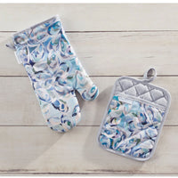 Showing oven mitt  and potholder
