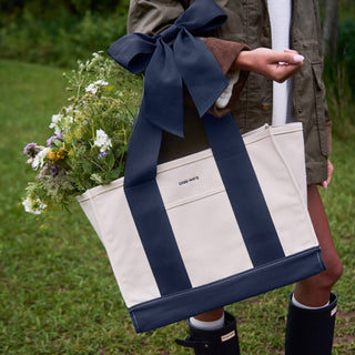 Case-Mate Signature Bow Canvas Tote – Chic Stain-Resistant Daily Carry