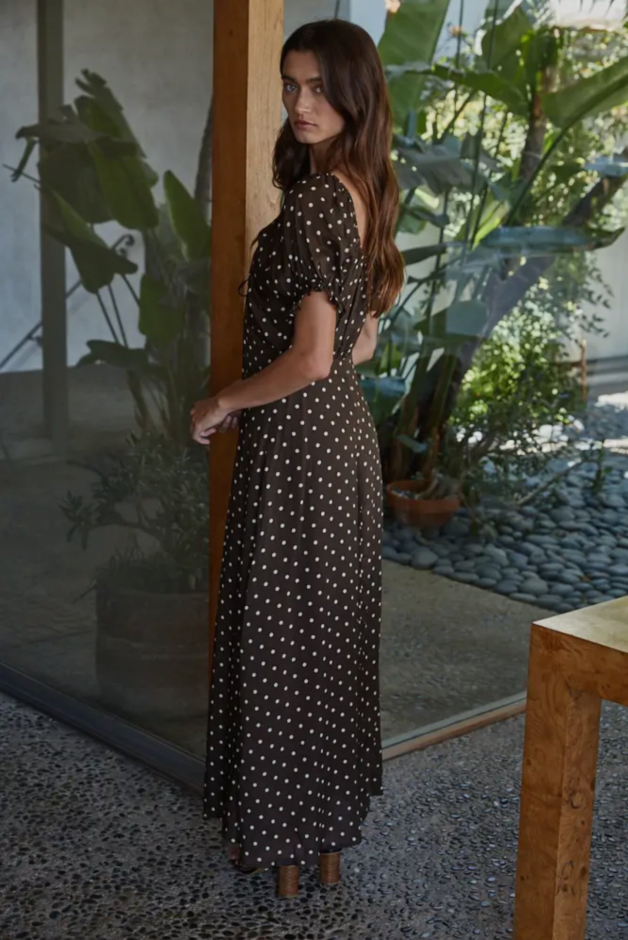 Short sleeve
Dress shown from the side 