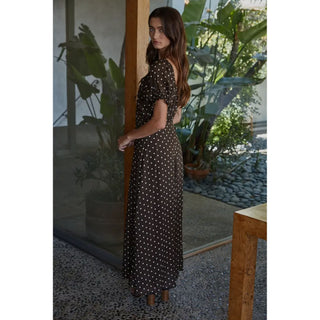 Short sleeve
Dress shown from the side 