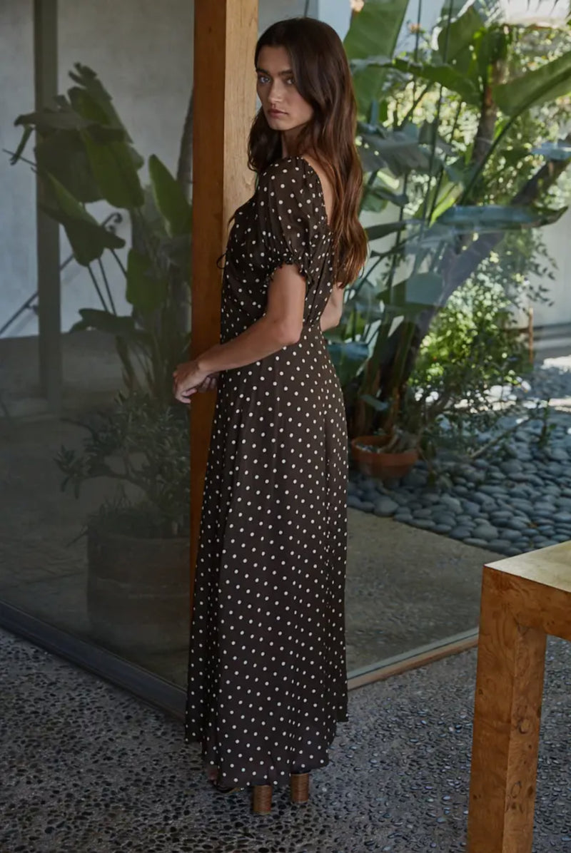 Short sleeve
Dress shown from the side 