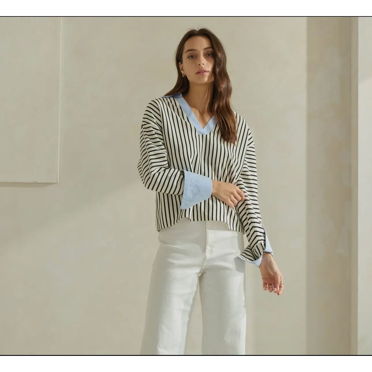 Our customers love this Marina stripe top. It has just the right details with the contrasting collar and cuffs. We love when effortless style works.
Blue and white horizontal straps with light blue collar and cuffs if you want to fold the sleeves back.
V-neck