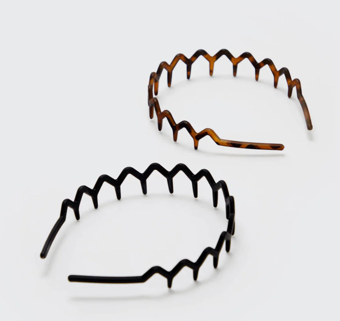 Elevate your everyday look with our zigzag headbands.
The chic design features long, wavy teeth for a comfortable non-slip grip and a stylish way to create slicked-back looks with ease.