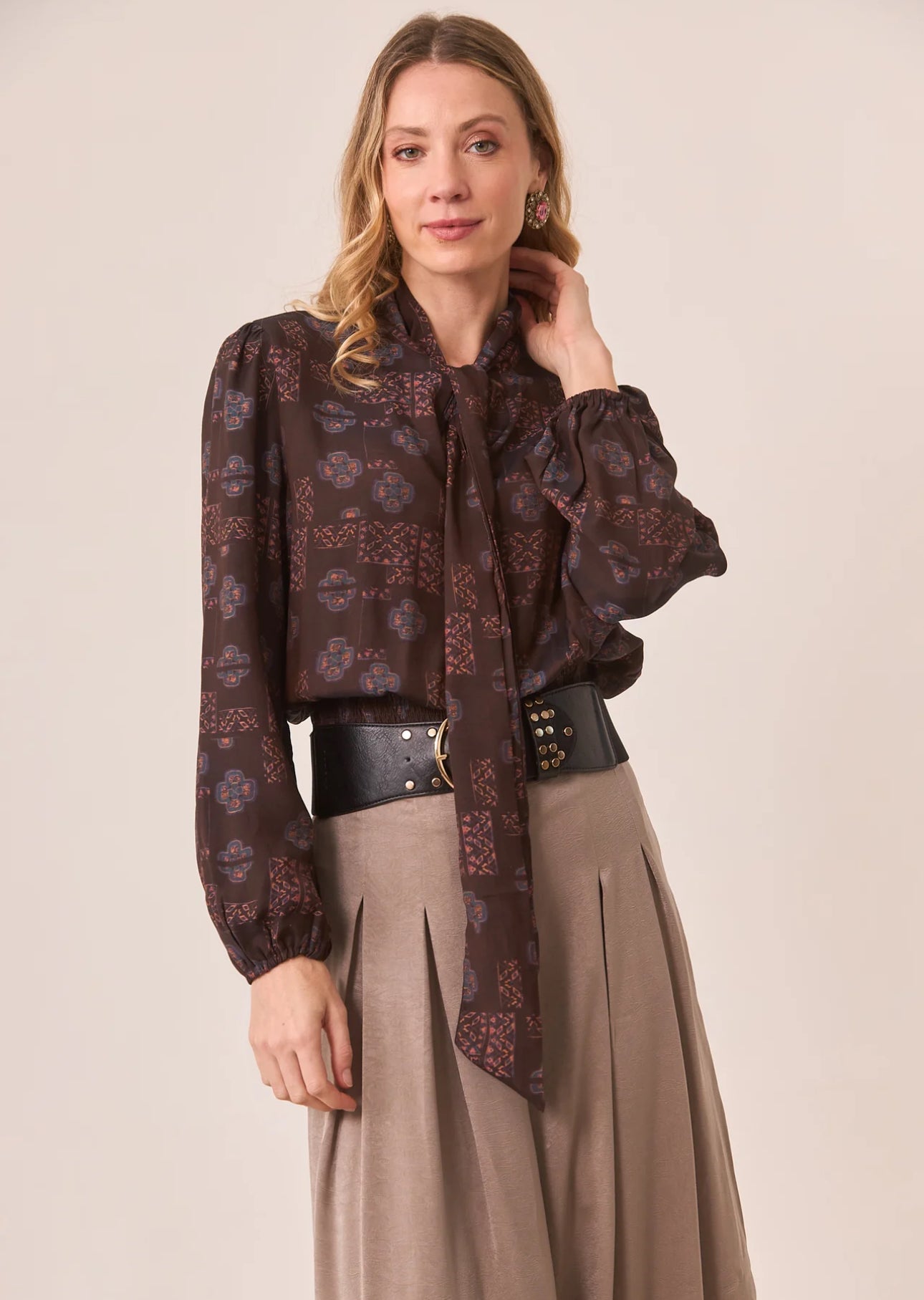 PRINTED BLOUSE WITH BOW - CHOCOLATE
