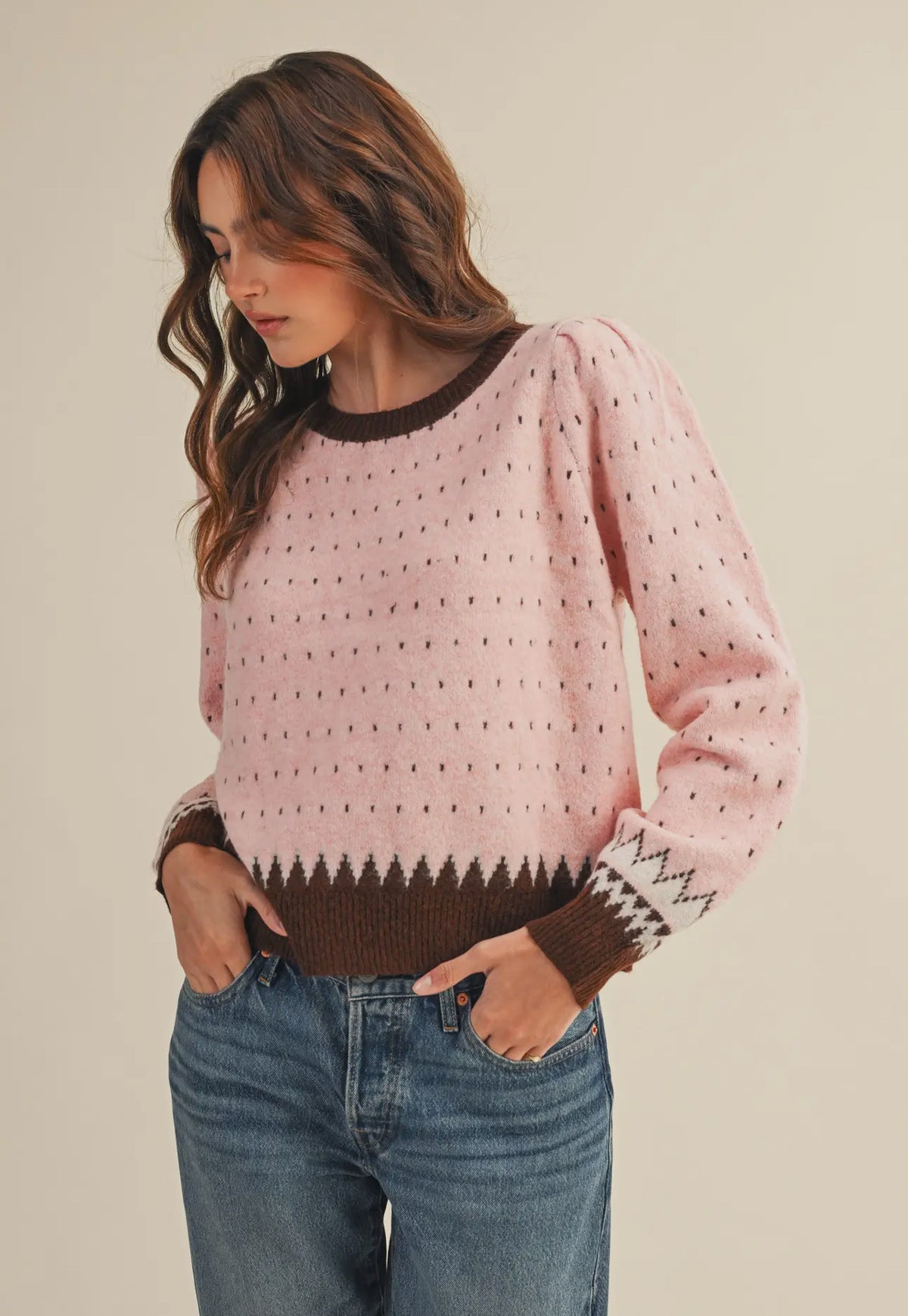 The warm pink and brown hies in this weather are perfect for getting cozy this winter. It also makes a great transition piece. The round neckline in contrasting colors adds to the details of this sweater.  