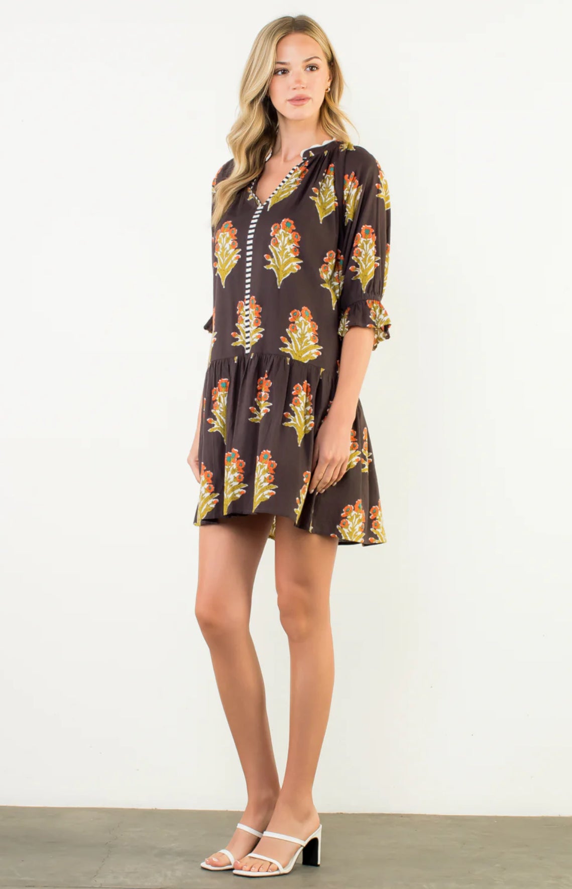 This is the perfect Fall dress for casual days out, at the office and even into the evening. 


/Style Measurements for Size S
/ Designed in USA
  - Body Length:
  - Bust Width:
  - Sleeve Length:

/ Model Sizes
  - Wearing Size S
  - Height 5' 9", Bust 32", Waist 25 1/2", Hips 36"

/ Fabric Content
  - 100% Cotton 


