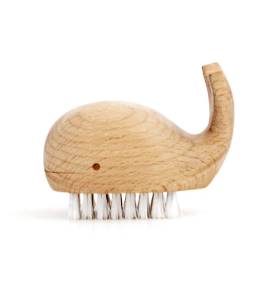 Pirates always have filthy nails. Get the pirate in your life a nautical wooden whale nail brush. Designed by FormNation, this durable beech wood nail brush is the perfect bathroom accessory for the "landlubber" in your house.
Design: FormNation
Materials: beechwood
Packaging: hang tag
Dimensions: 3,5 x 6 x 4,5 
