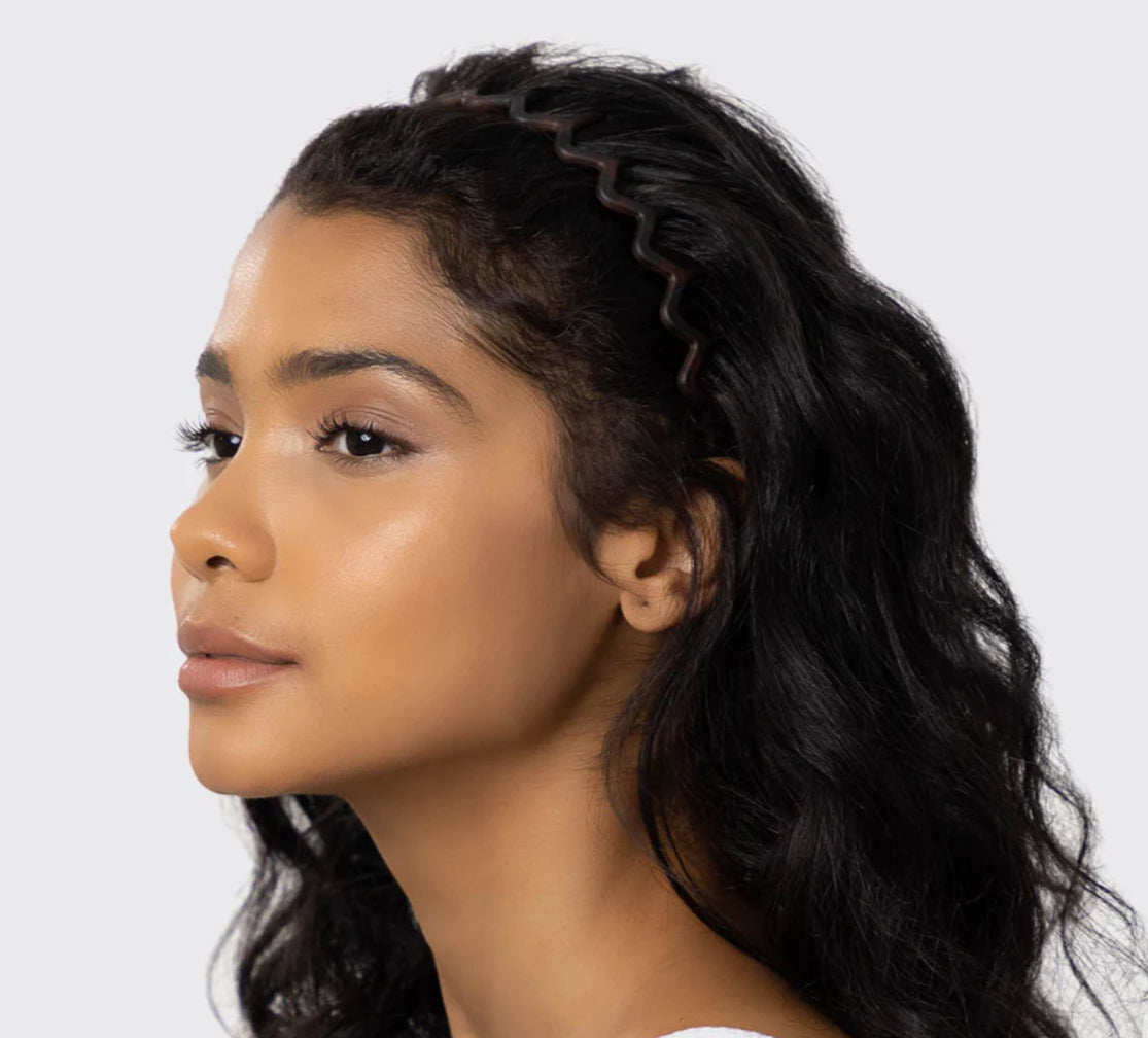 I love a sunglass headband and I think I finally found the next best thing.   The lightweight fit makes all day wear comfortable and the zig zag gives you the perfect hold.  Headband shown in long, thick hair 