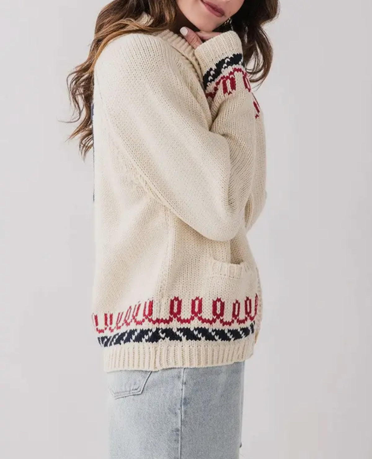 Showing the cardigan from the side 

Is t has pockets 